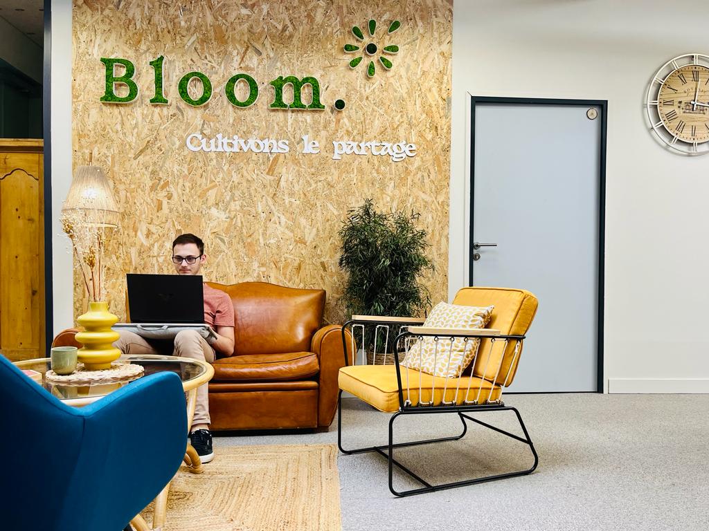 Un Bloomer assis dans l'espace partagé du Bloom Coworking