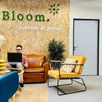 Un Bloomer assis dans l'espace partagé du Bloom Coworking